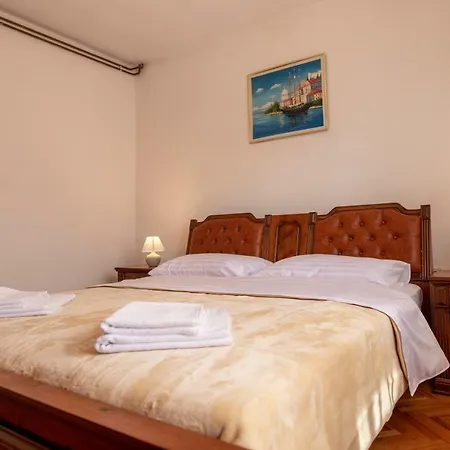 Family Silver Apartment